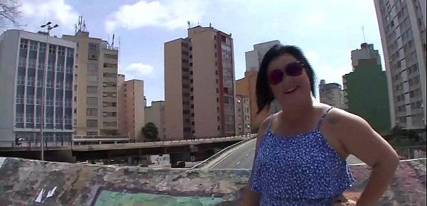  BBW GOSTOSA MICA ANDRADE É ABORDADA NA RUA E CONVENCIDA A IR PARA O MOTEL PARA UMA SESSÃO DE SACANAGENS